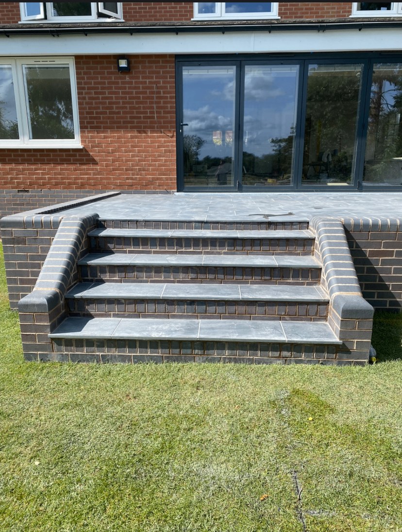 Porcelain patio & brick steps